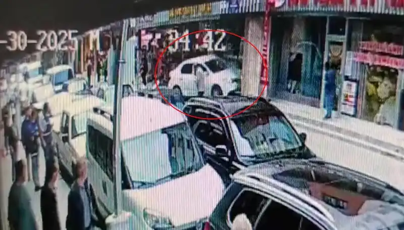 Alkollü Sürücü Mağaza Önünde Kaza Geçirdi, İki Çocuk Hayatını Kurtardı!
