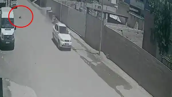Çocuğa Çarpıp Kaçan Otomobilin Peşine Düşen Güvenlik Kamerası Görüntüleri Ortaya Çıktı!