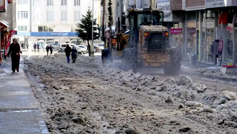 Sarıkamış'ta Kar Temizleme Çalışmaları Hız Kazandı: Buz Düşmanı Geliyor!