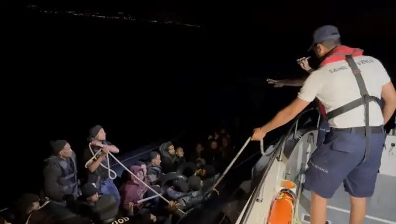Çeşme'de Denizde Sürüklenen 42 Kaçak Göçmen Nasıl Kurtarıldı?