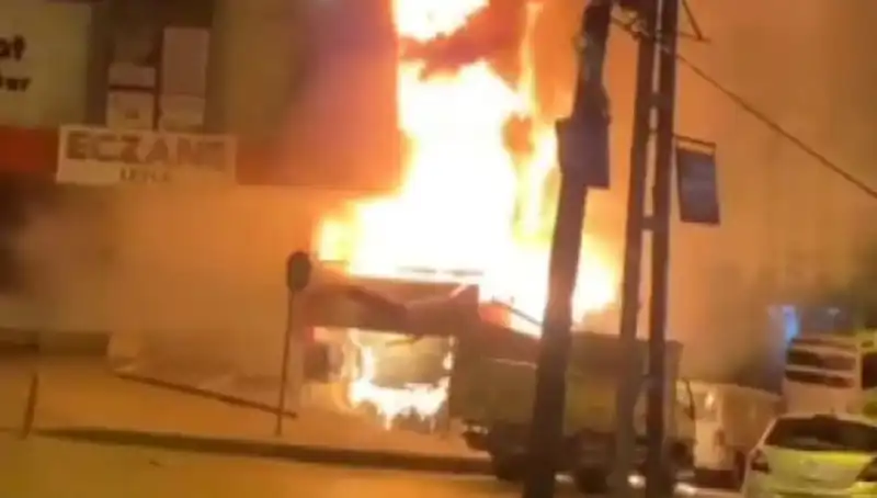 Başakşehir’deki İş Merkezinde Yangın Paniği: Nedenleri ve Sonuçları