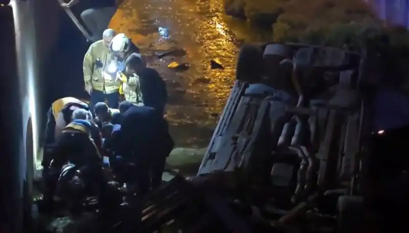 Yaralı Sürücüyü İtfaiye Zorla Kurtardı, Kaçan Sürücü Hala Bulunamadı!