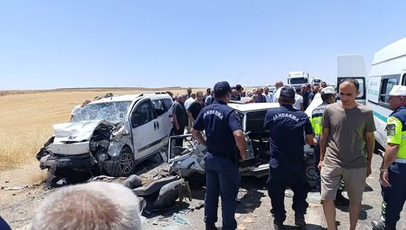 Otomobil ile Hafif Ticari Araç Çarpıştı: Kavşakta Faciadan Kıl Payı Kurtulundu