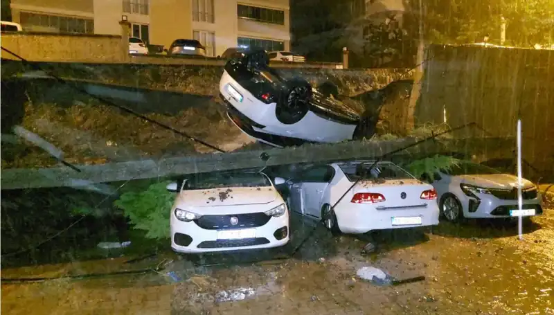 Zamanla Yarış! Duvar Çöktü, 4 Araç Kullanılamaz Hale Geldi