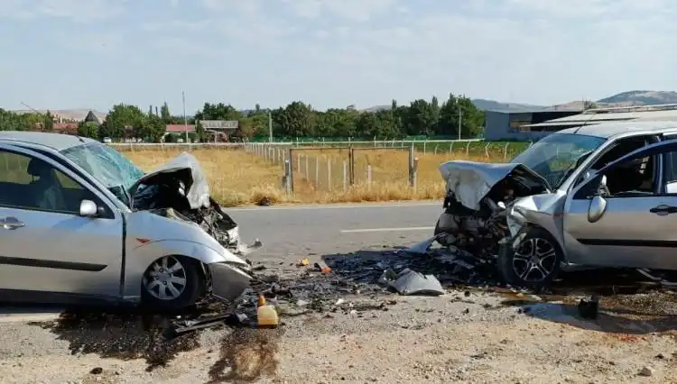 Balıkesir'de Kafa Kafaya Kaza: Hayatını Kaybeden Bir Genç ve Yaralı Biri Var