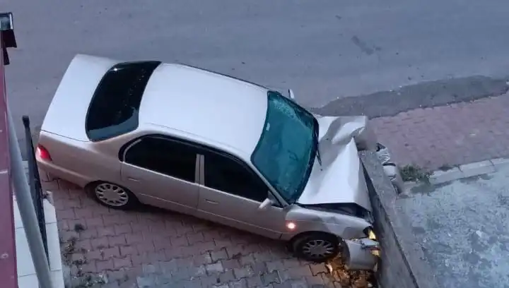 Kontrolü Kaybeden Araç, Duvara Çarptı: Kaza Anı Görüntüleri Şok Etti