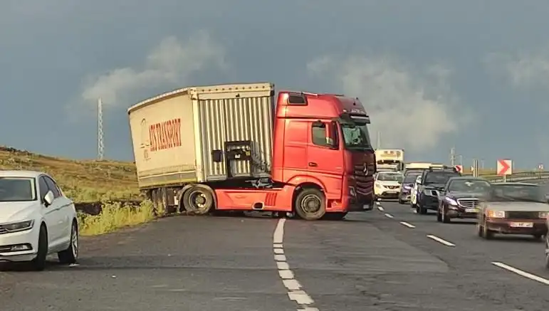 TIR Kaydı Hatası Yüzünden Yol Kapandı: Uzun Araç Kuyrukları Oluştu