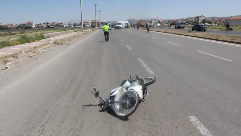 Dur İhtarına Uymayan Sürücü, Polise Çarptı ve Kaçtı