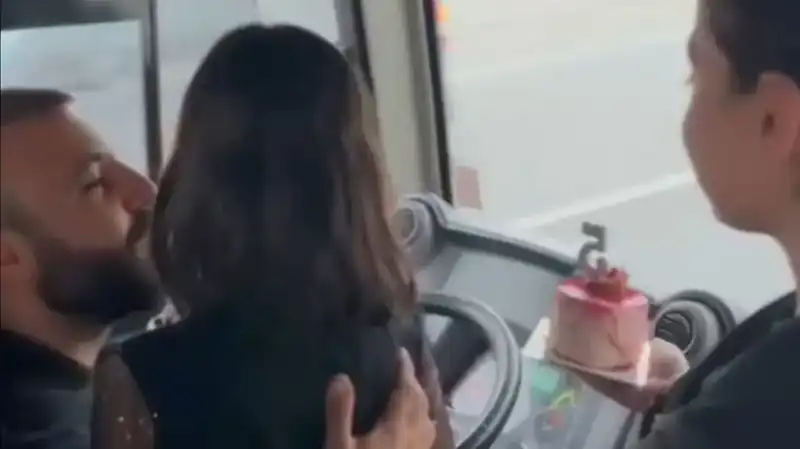 Halk Otobüsü Şoförüne Kızlarından Doğum Günü Sürprizi: Duygulandıran Anlar!