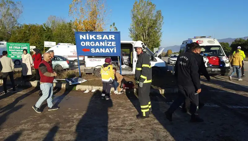 Tokat’ta Trafik Kazası: İki Servisin Çarpıştığı Kaza Sonrası 10 Yaralı