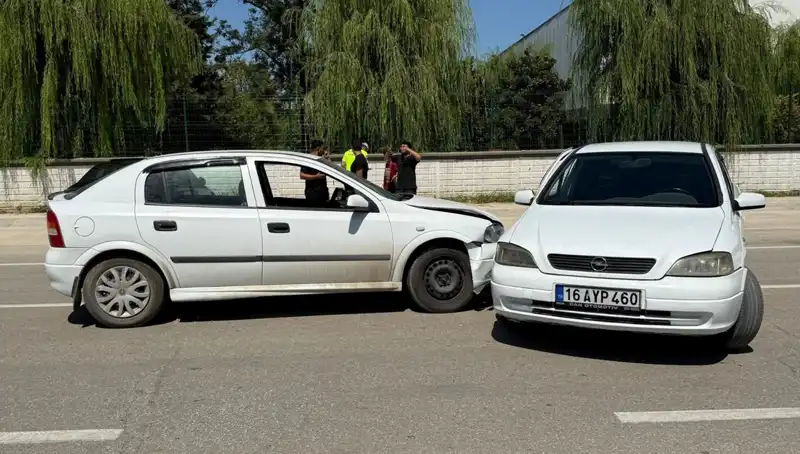 İki Otomobilin Çarpıştığı Kazada İki Kişi Yaralandı