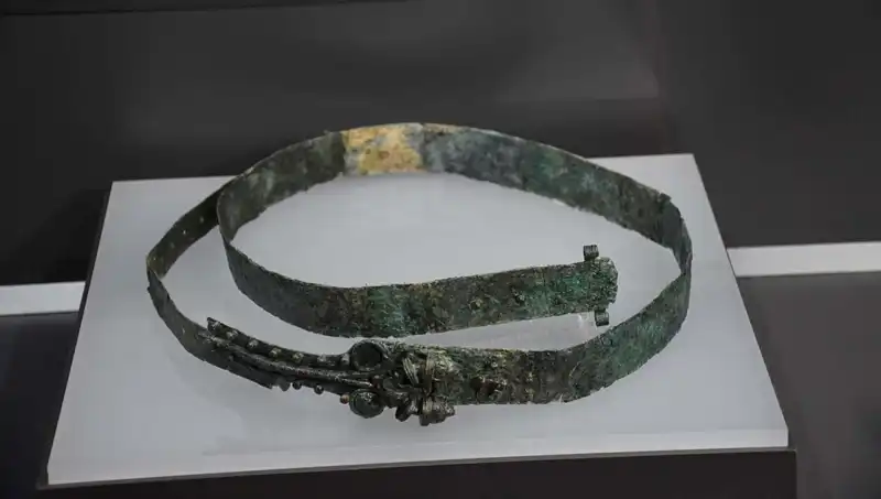 2.600 Yıllık Kemer İzmir’de: Aslan ve Yılan Figürleriyle Dikkat Çekiyor