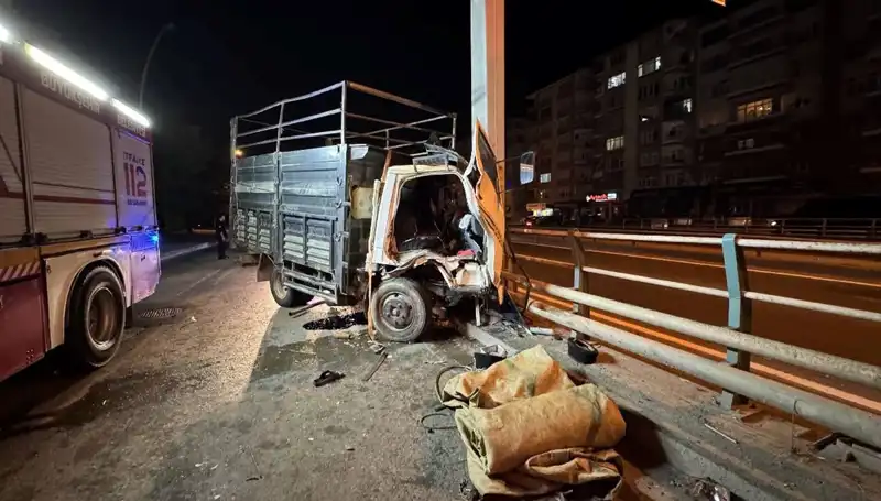 Kamyonet Yön Tabelasına Çarptı: Sürücü Yaralandı, Olay Yerinde Neler Oldu?