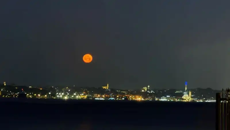 İstanbul'da Çilek Dolunayı'nın Büyüleyici Manzaraları ile Tarihi Anlar