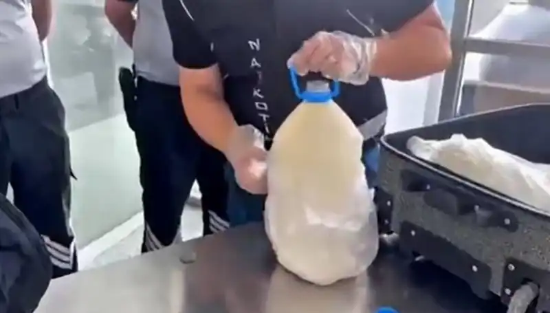 Havalimanında Süt Şişesi İçinde 12 Kilo 800 Gram Uyuşturucu Yakalandı