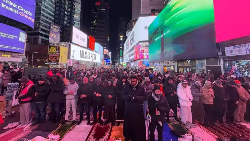 New York Times Meydanı'nda İlk Teravih Namazı: Tarihi Anlar ve Coşku