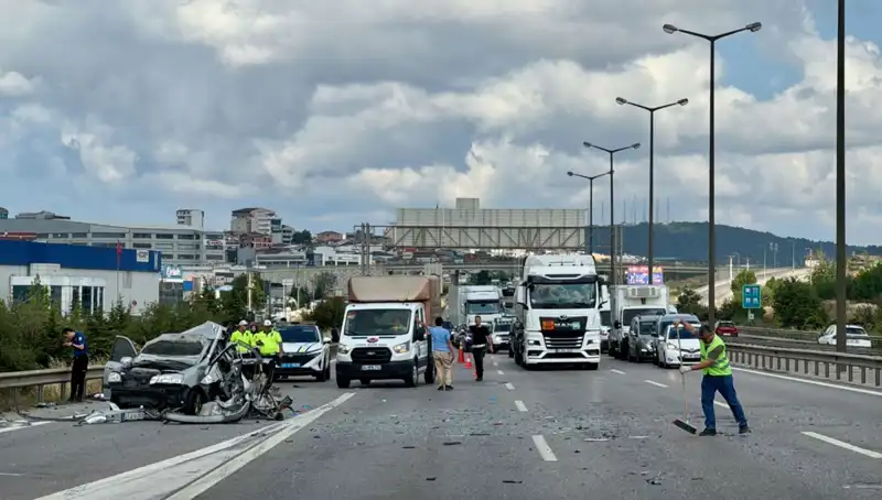 Otoyolda Büyük Kaza: Üç Kişi Araçta Sıkıştı, Trafik Kilitlendi