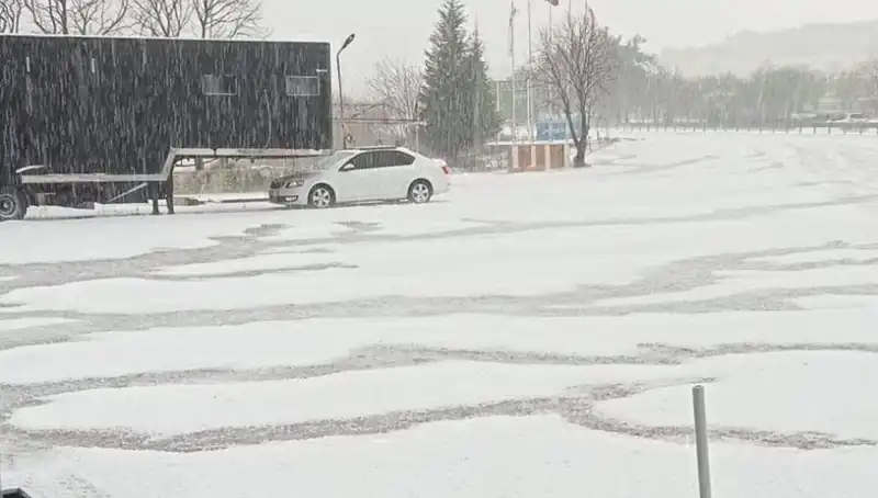 Tekirdağ'da Ceviz Büyüklüğünde Dolu Yağdı: Beyaz Bir Manzara